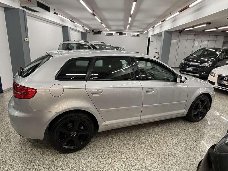 Usado Audi A3 Ambition 105 CV (77 kW) 2010 Plateado Utilitario