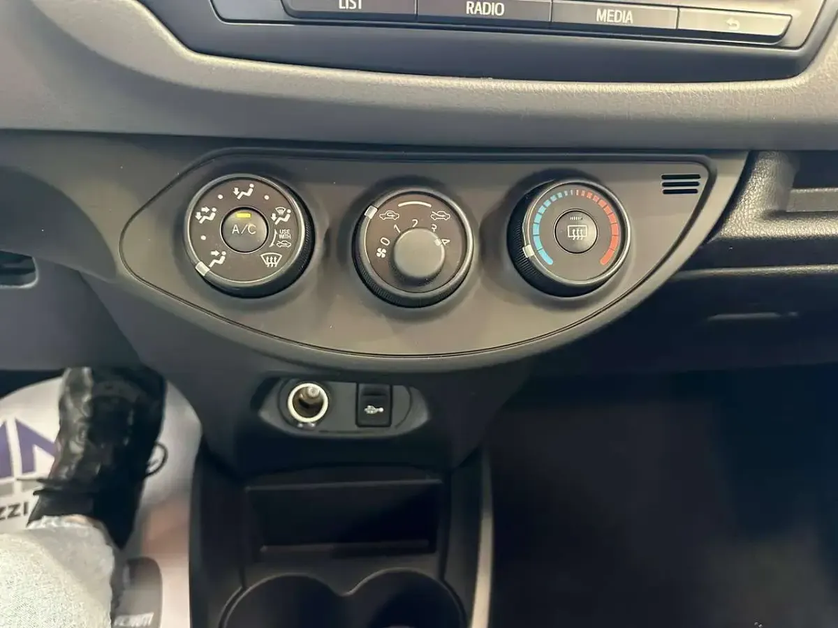 Usata Toyota Yaris Active 69 CV (50 kW) 2016 Bianco Berlina
