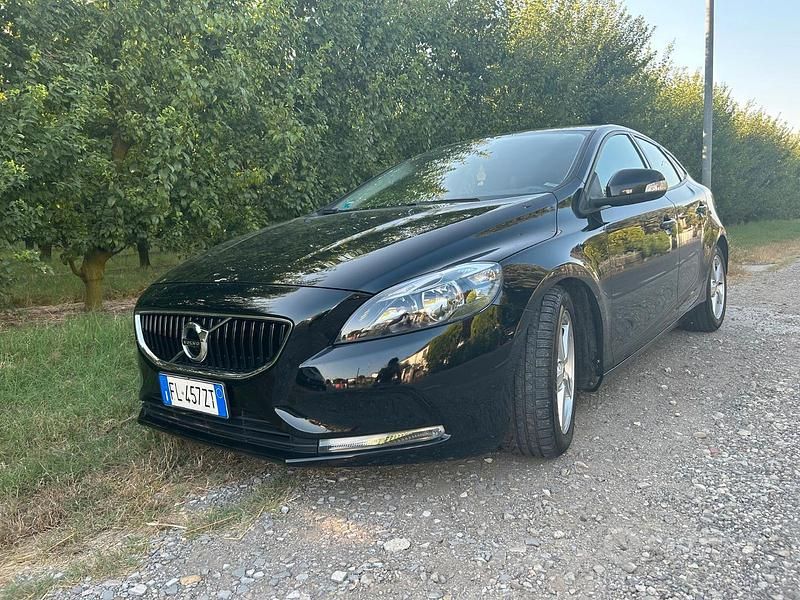 Nero Usata 2017 Volvo V40 Tre volumi | 10.700 € (Buon prezzo) - Immagine 1/4