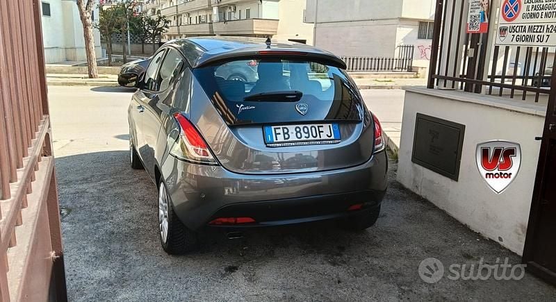 Usata Lancia Ypsilon Gold 69 CV (50 kW) 2015 Grigio Utilitaria