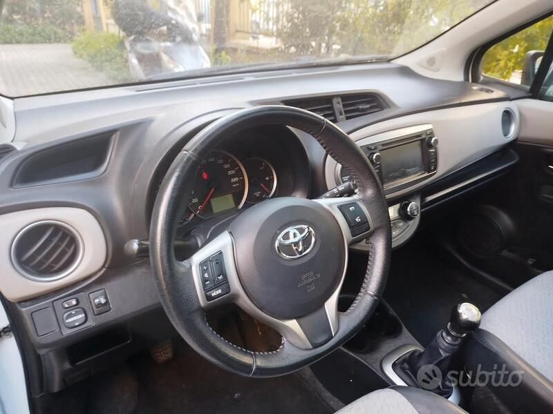 Usata Toyota Yaris 99 CV (72 kW) 2012 Bianco Berlina