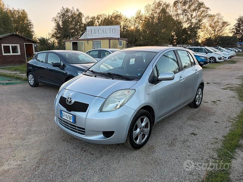 Argento Usata 2007 Toyota Yaris Tre volumi | 2250 € (Buon prezzo) - Immagine 1/4