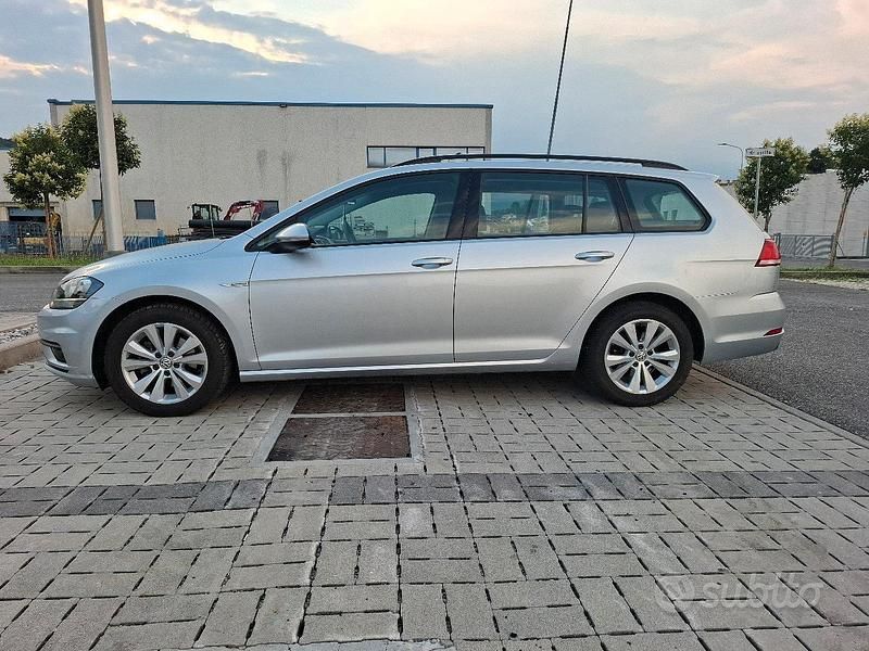 Usata VW Golf VII 131 CV (96 kW) 2019 Grigio Station wagon