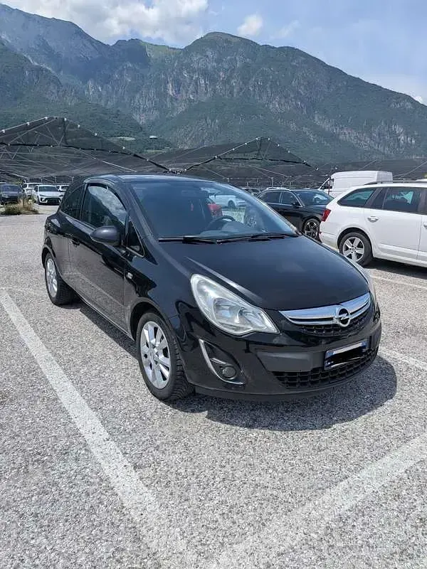 Usata Opel Corsa Edition 95 CV (69 kW) 2011 Nero Utilitaria