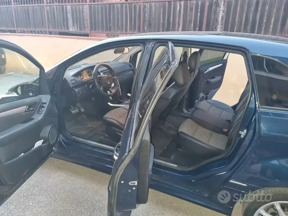 Usata Mercedes B200 140 CV (102 kW) 2007 Blu Monovolume