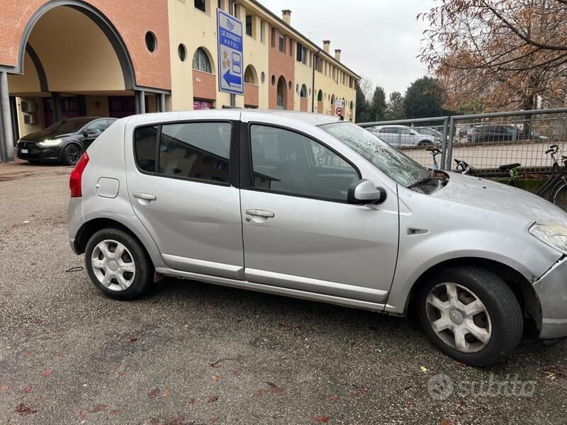 Grigio Usata 2009 Dacia Sandero Due volumi | 2500 € (Super prezzo) - Immagine 1/4