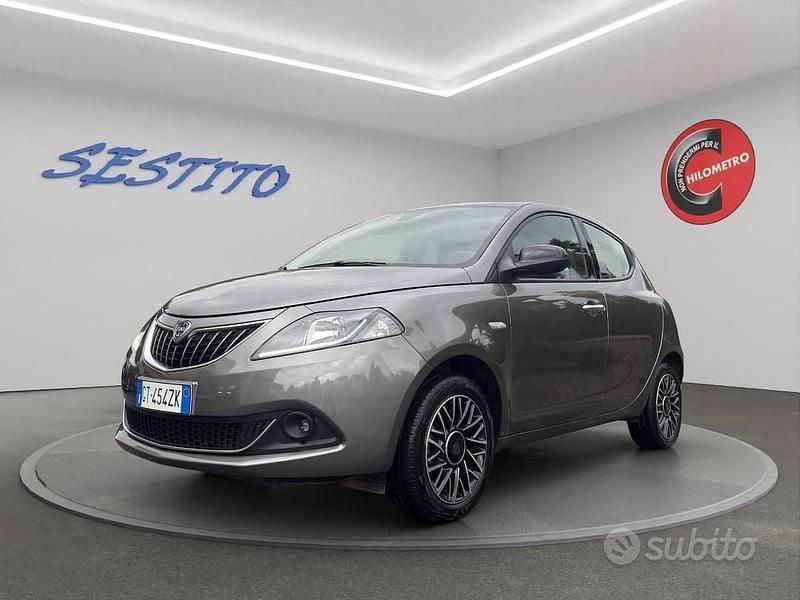 Usata Lancia Ypsilon Gold 70 CV (51 kW) 2024 Grigio chiaro Utilitaria