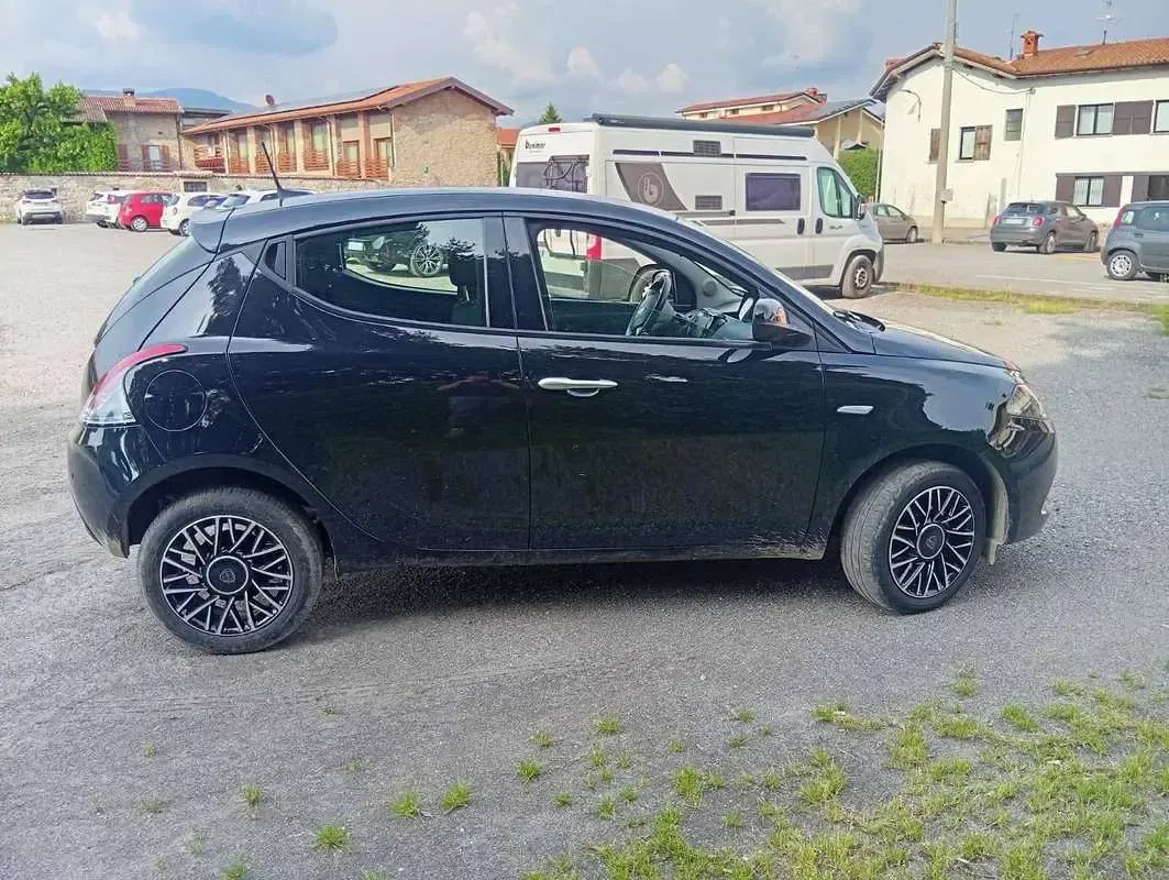 Usata Lancia Ypsilon 69 CV (50 kW) 2024 Nero Utilitaria
