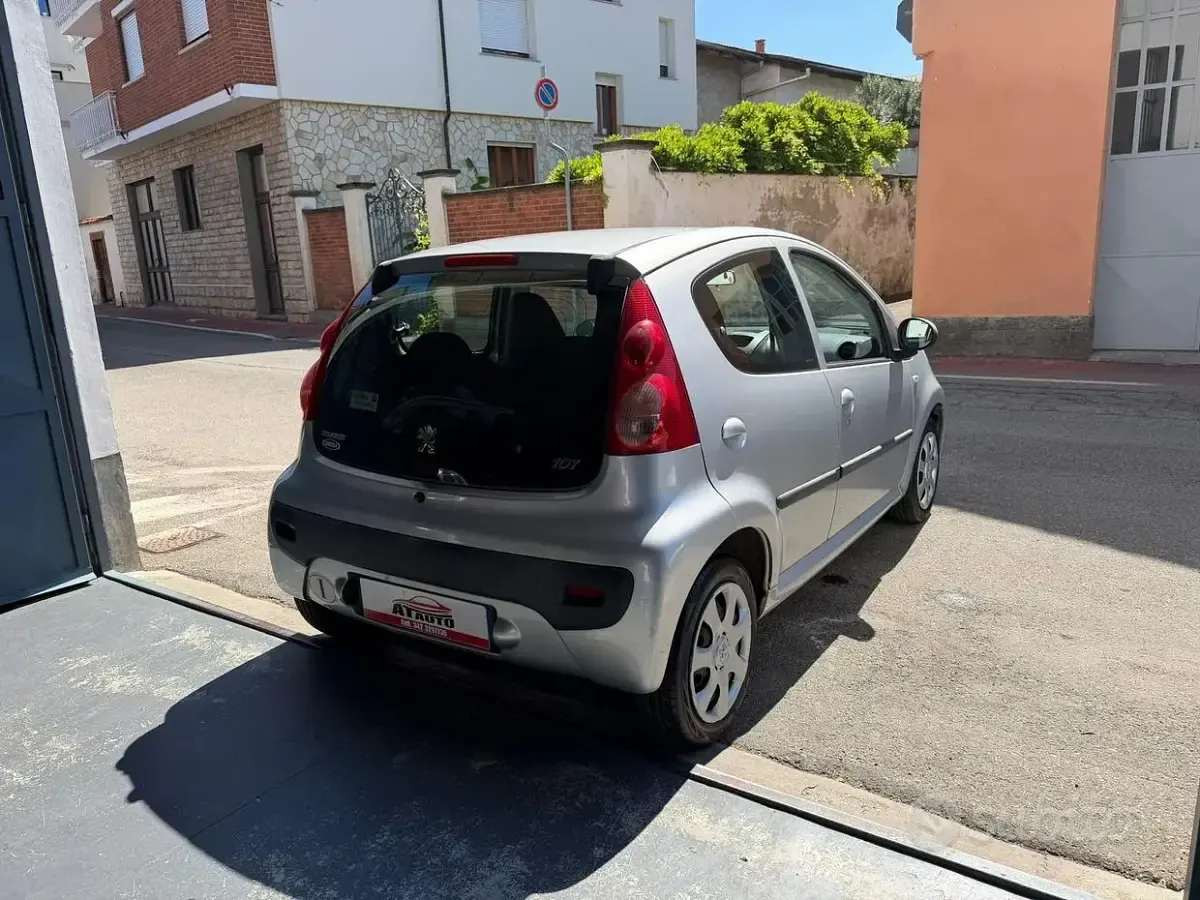 Usata Peugeot 107 68 CV (50 kW) 2009 Grigio Utilitaria