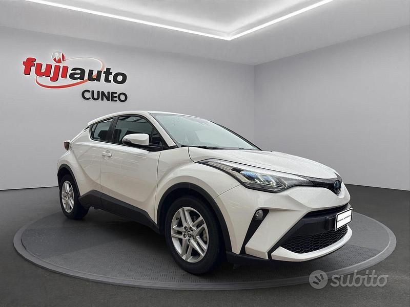 Usata Toyota C-HR Active 166 CV (122 kW) 2023 Solid white SUV