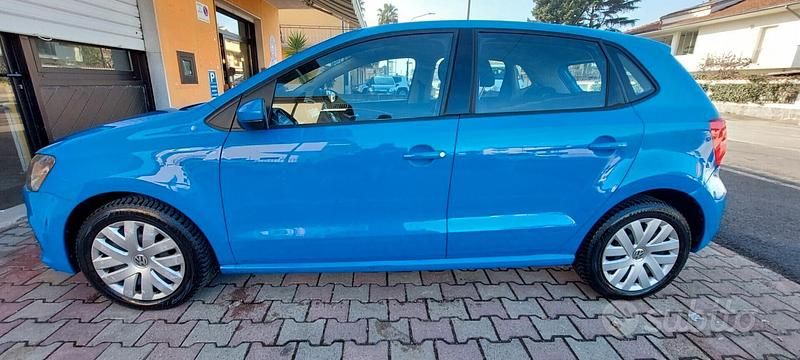 Blu Usata 2014 VW Polo Tre volumi | 5849 € (Buon prezzo) - Immagine 1/4
