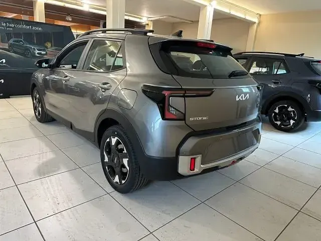 Nuova Kia Stonic Urban 101 CV (74 kW) 2026 Grigio scuro metallizzato SUV