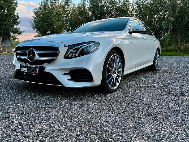 Bianco Usata 2018 Mercedes E220 AMG line Tre volumi | 29.990 € (Buon prezzo) - Immagine 1/4
