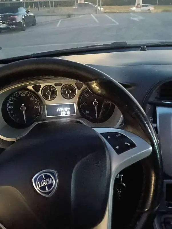 Usata Lancia Delta Gold 120 CV (88 kW) 2011 Grigio Utilitaria