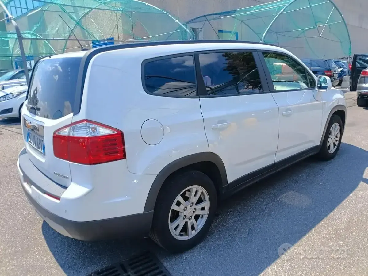 Usata Chevrolet Orlando LT 141 CV (103 kW) 2011 Bianco Monovolume