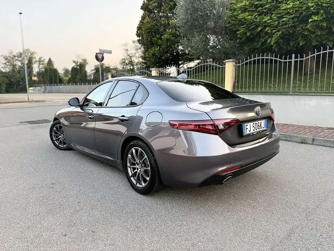 Usata Alfa Romeo Giulia Super 150 CV (110 kW) 2018 Grigio Berlina