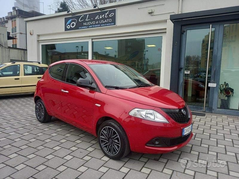 Usata Lancia Ypsilon Silver 69 CV (50 kW) 2024 Rosso Utilitaria