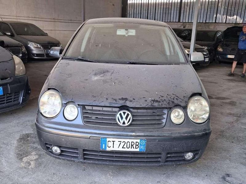 Grigio Usata 2005 VW Polo Tre volumi | 1990 € (Ottimo prezzo) - Immagine 1/4