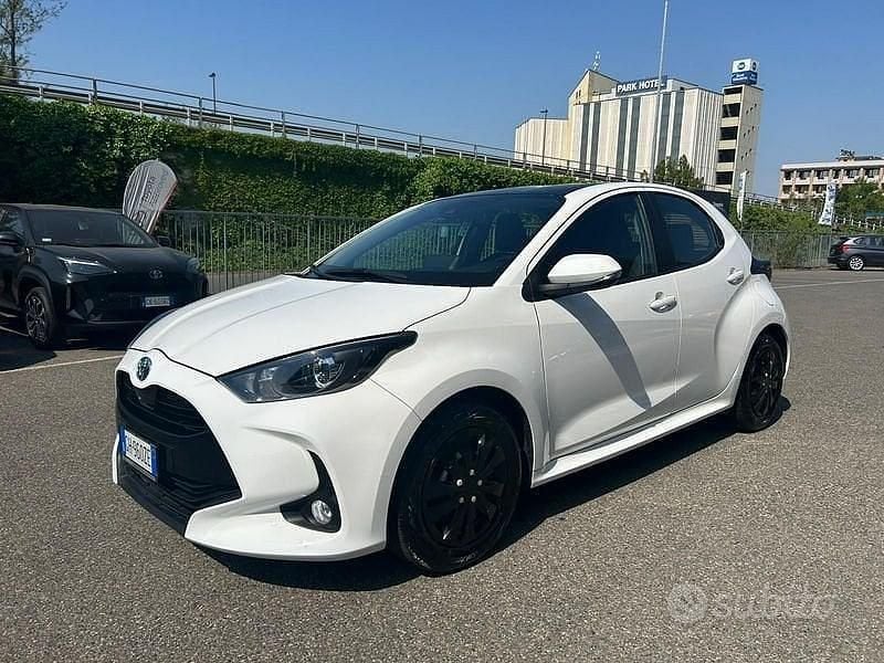 Usata Toyota Yaris Hybrid Active 116 CV (85 kW) 2022 Bianco Berlina