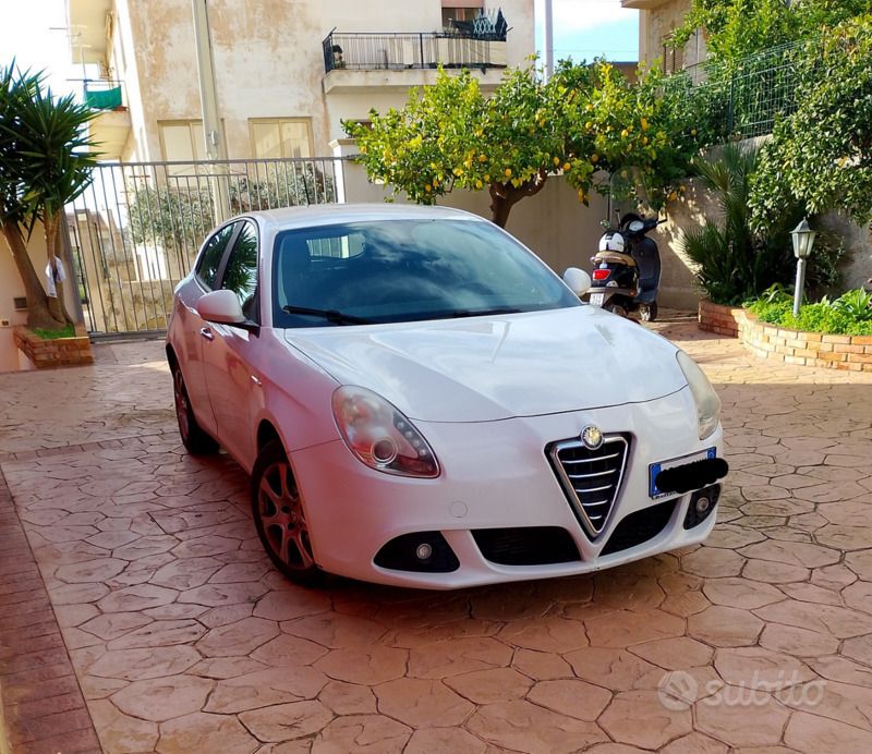 Bianco Usata 2013 Alfa Romeo Giulietta Due volumi | 5500 € (Buon prezzo) - Immagine 1/4