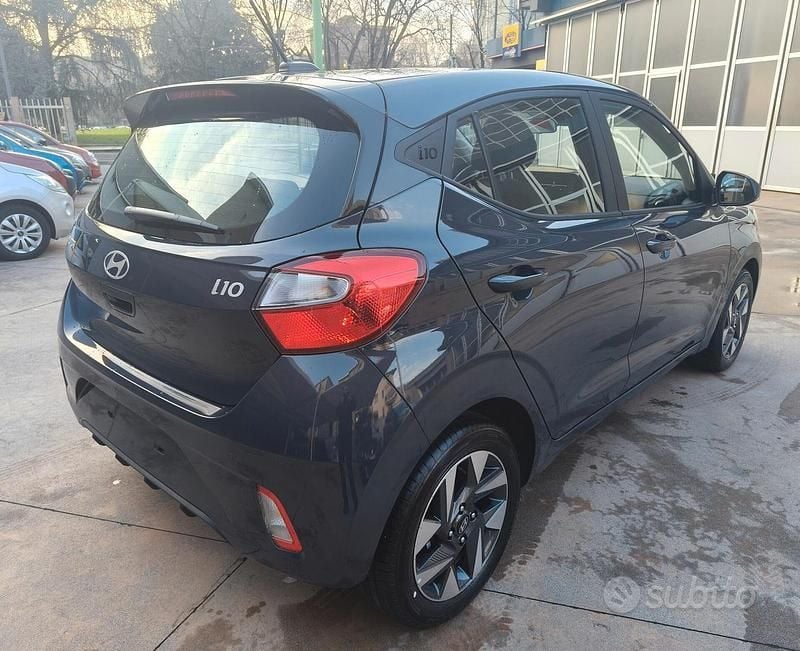 Nuova Hyundai i10 2025 Rosso Utilitaria