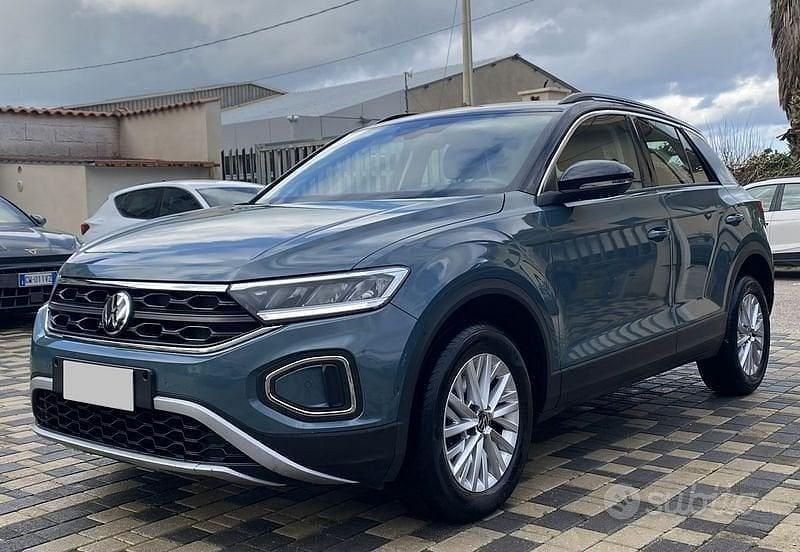 Usata VW T-Roc Life 116 CV (85 kW) 2023 Nero SUV