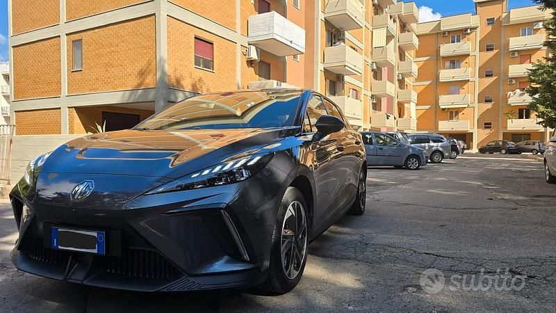 Usata MG MG4 EV 150 kW (204 CV) 2023 Grigio Utilitaria