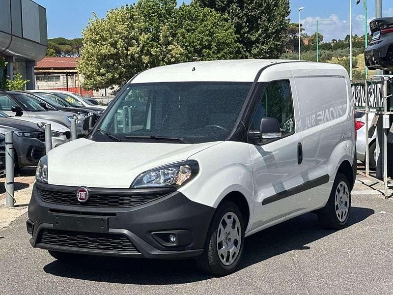Usata Fiat Doblò S 95 CV (69 kW) 2020 Bianco pastello Monovolume