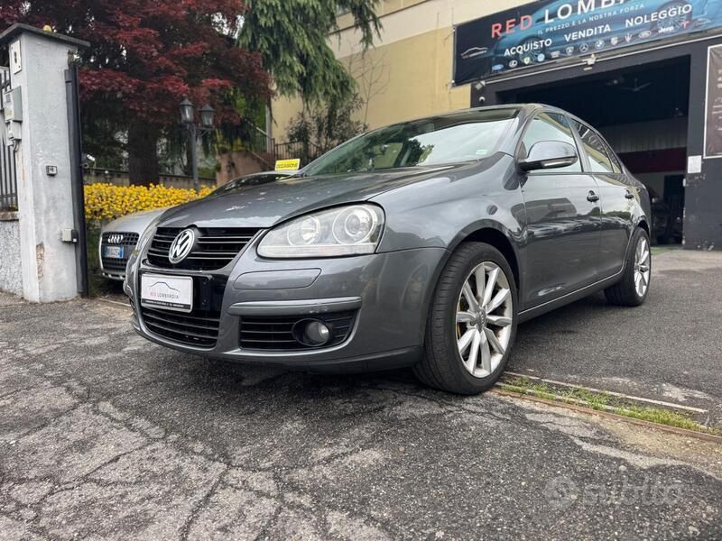 Grigio Usata 2010 VW Jetta Tre volumi | 4400 € (Buon prezzo) - Immagine 1/4