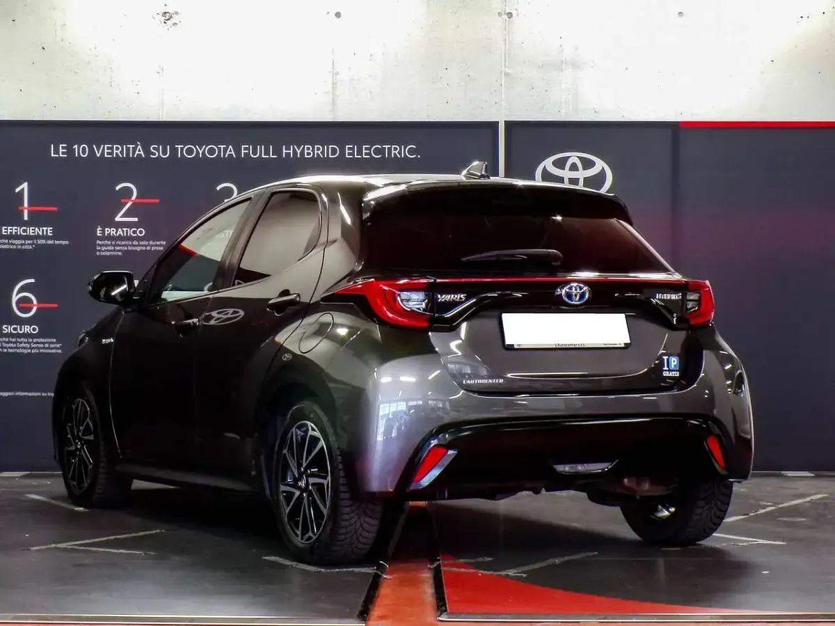 Usata Toyota Yaris Hybrid Lounge 92 CV (67 kW) 2021 Dark grey met.  1g3 Berlina