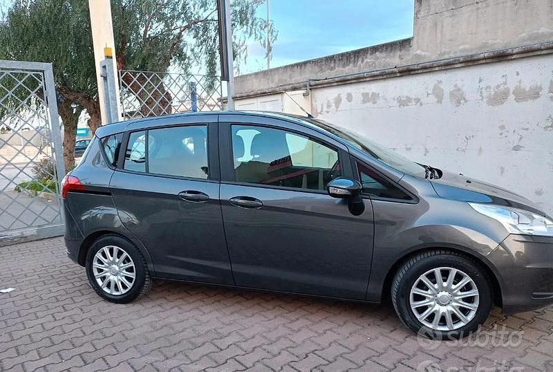 Begagnad Ford B-MAX 75 HK (55 kW) 2015 Brun Minibuss