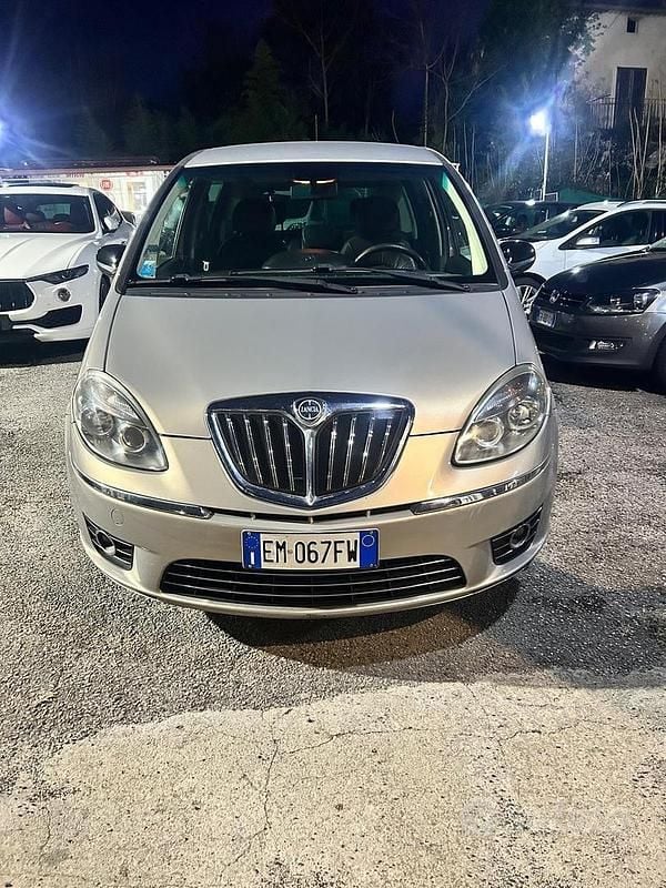 Usata Lancia Musa Gold 95 CV (69 kW) 2012 Grigio Monovolume