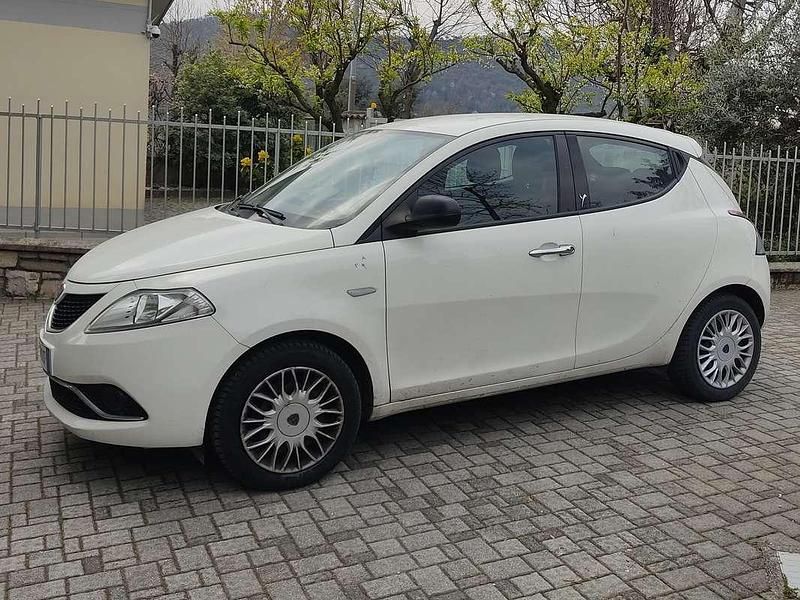 Usata Lancia Ypsilon Silver 86 CV (63 kW) 2017 Bianco Utilitaria