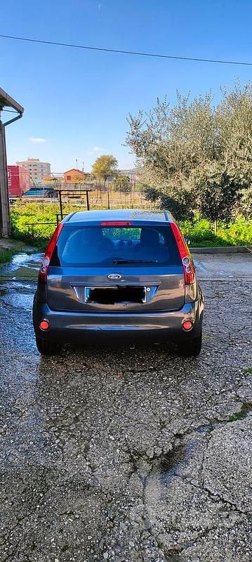 Usata Ford Fiesta 96 CV (70 kW) 2008 Grigio Berlina