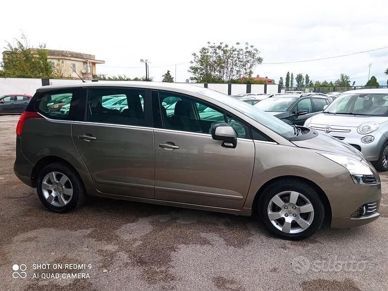 Usata Peugeot 5008 112 CV (82 kW) 2011 Grigio Monovolume