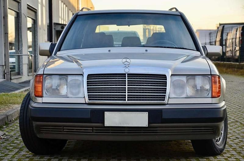 Usata Mercedes 200 122 CV (89 kW) 1991 Grigionero Station wagon