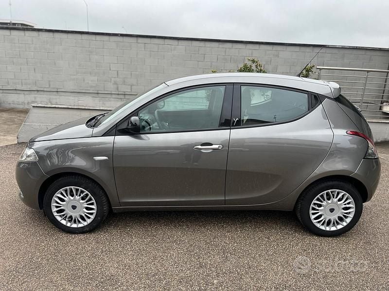 Usata Lancia Ypsilon Gold 69 CV (50 kW) 2017 Grigio Utilitaria