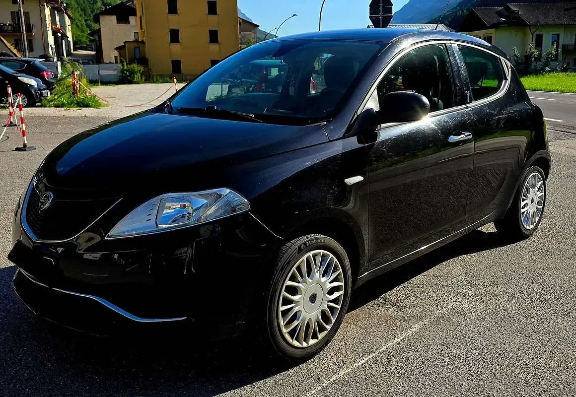 Usata Lancia Ypsilon Silver 95 CV (69 kW) 2016 Nero Utilitaria