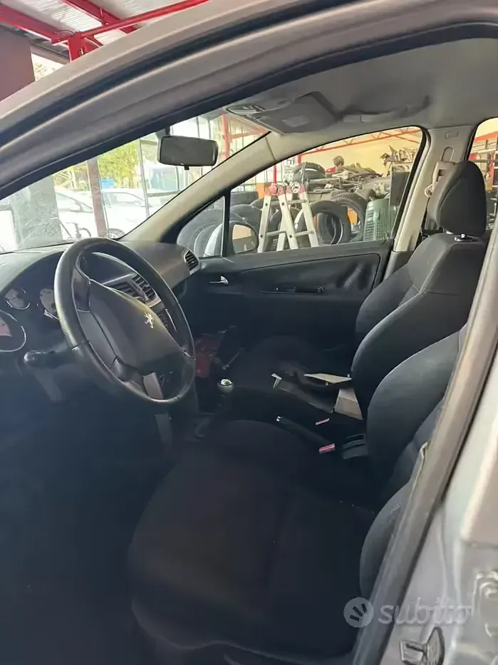 Gebraucht Peugeot 207 95 PS (69 kW) 2008 Grau Limousine