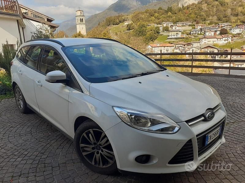 Usata 2012 Ford Focus Tre volumi | 3900 € (Ottimo prezzo) - Immagine 1/2