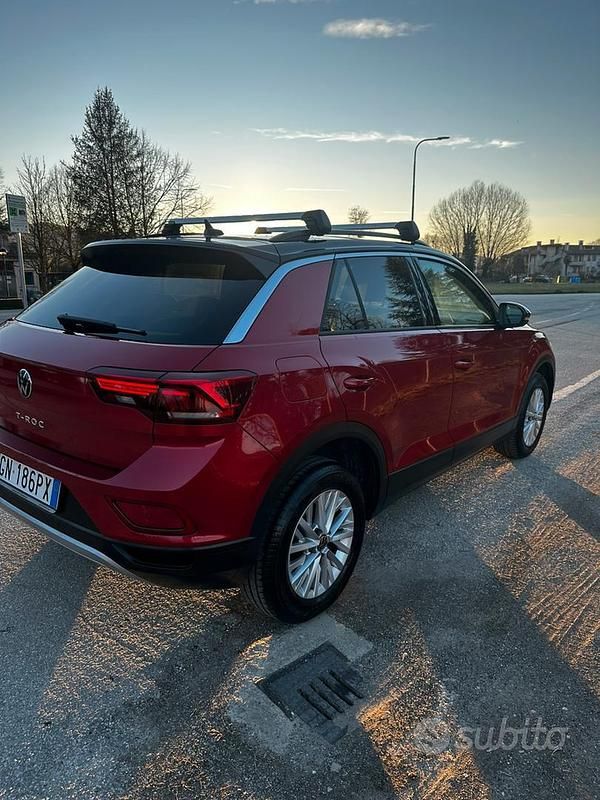 Usata VW T-Roc Life 110 CV (80 kW) 2023 Rosso SUV