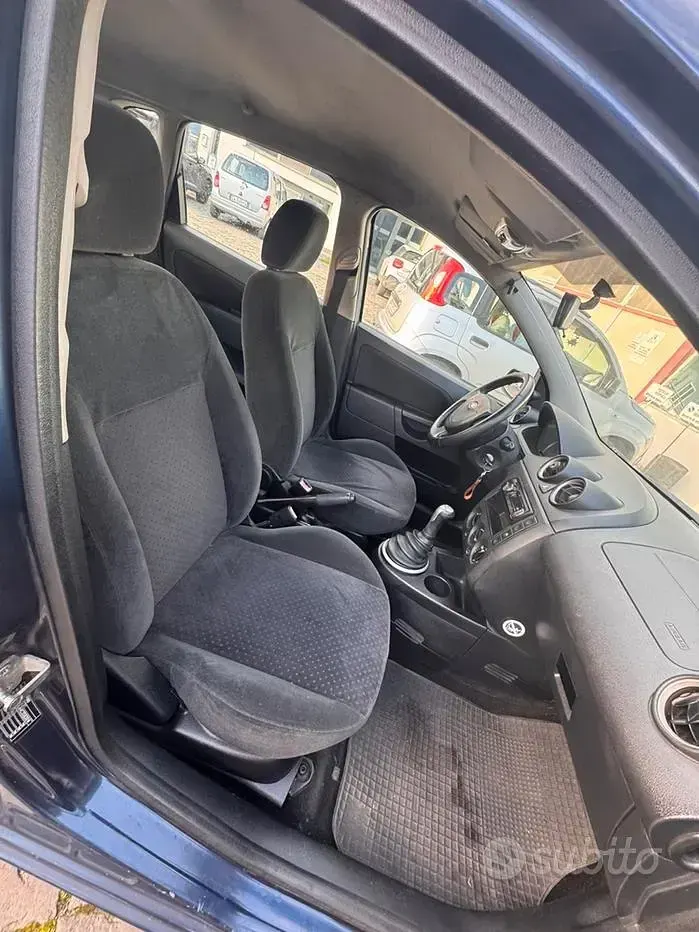 Usata Ford Fiesta Ghia 68 CV (50 kW) 2004 Blu Utilitaria