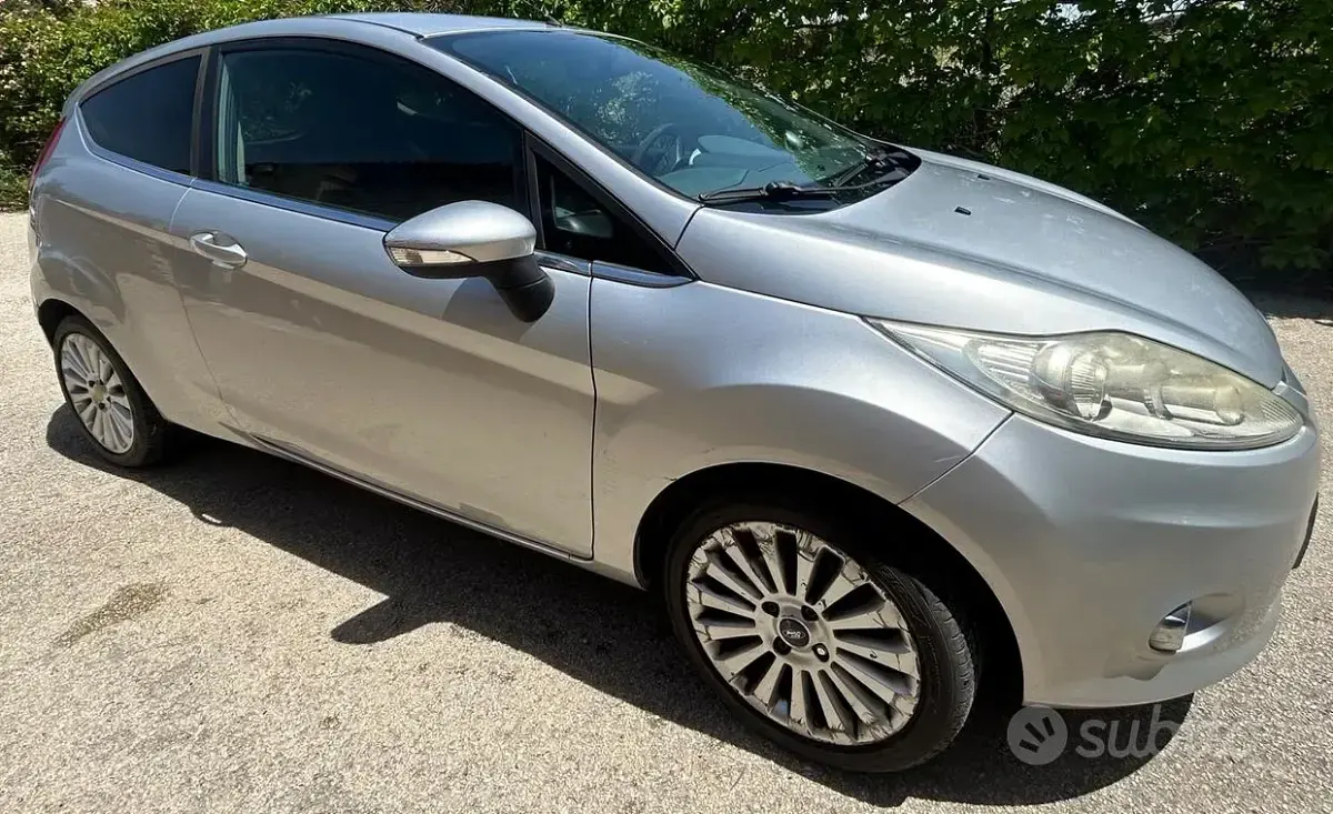 Usata Ford Fiesta Titanium 82 CV (60 kW) 2009 Grigio Utilitaria