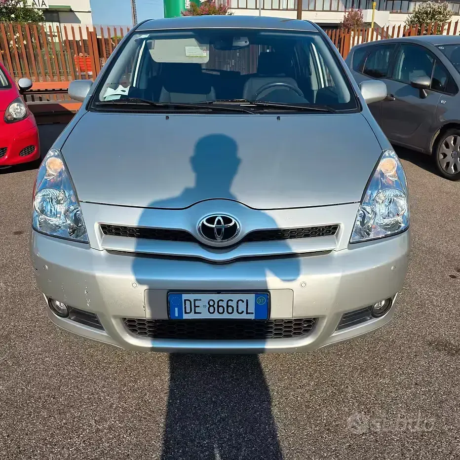 Usata Toyota Corolla Verso Sol 110 CV (80 kW) 2007 Grigio Monovolume