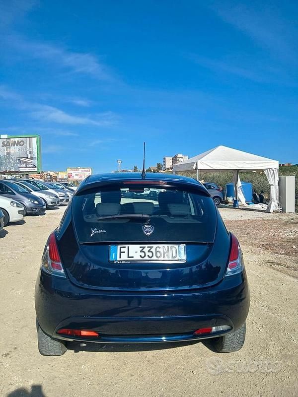 Usata Lancia Ypsilon 69 CV (50 kW) 2018 Blu Utilitaria