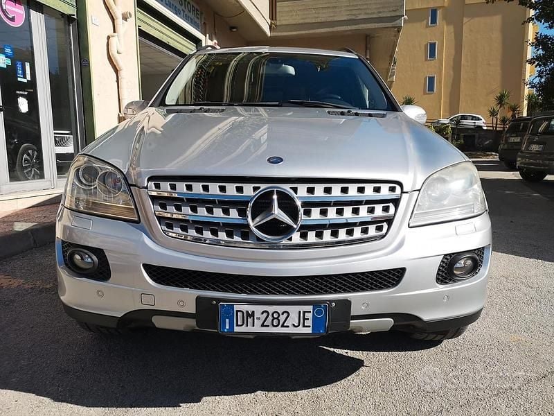 Usata Mercedes ML320 224 CV (164 kW) 2007 Grigio SUV
