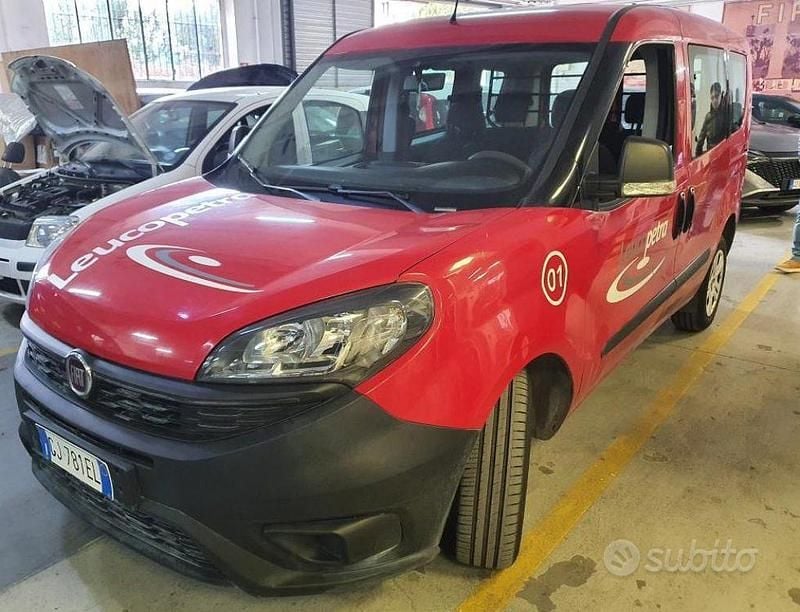 Usata Fiat Doblò Easy 90 CV (66 kW) 2022 Rosso Monovolume