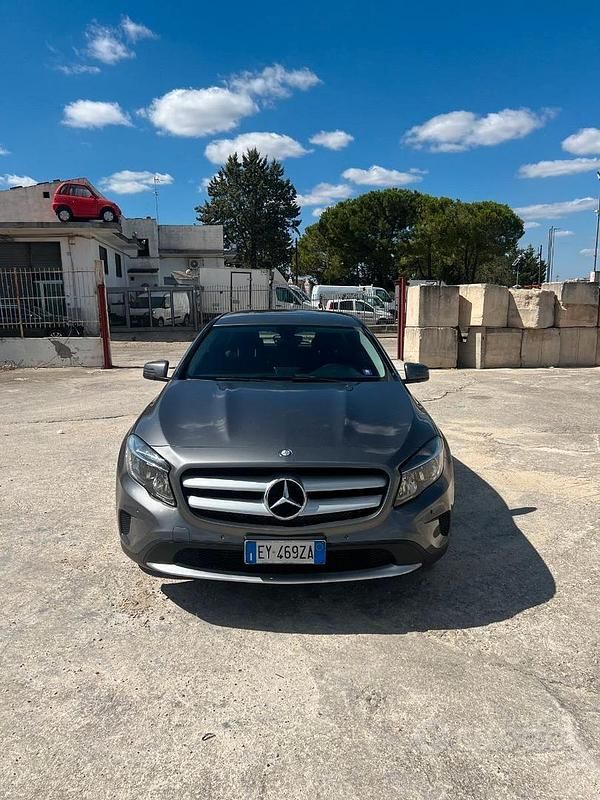 Usata Mercedes GLA180 110 CV (80 kW) 2015 Grigio SUV