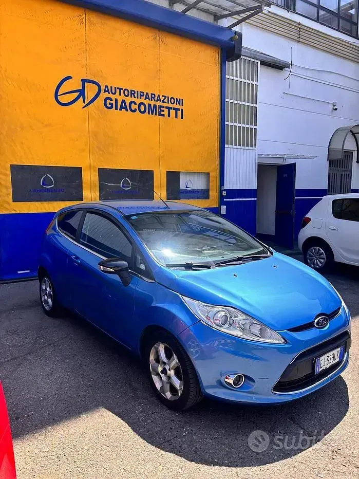 Usata Ford Fiesta 95 CV (69 kW) 2011 Blu Berlina