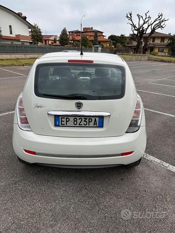 Usata Lancia Ypsilon 67 CV (49 kW) 2013 Bianco Utilitaria